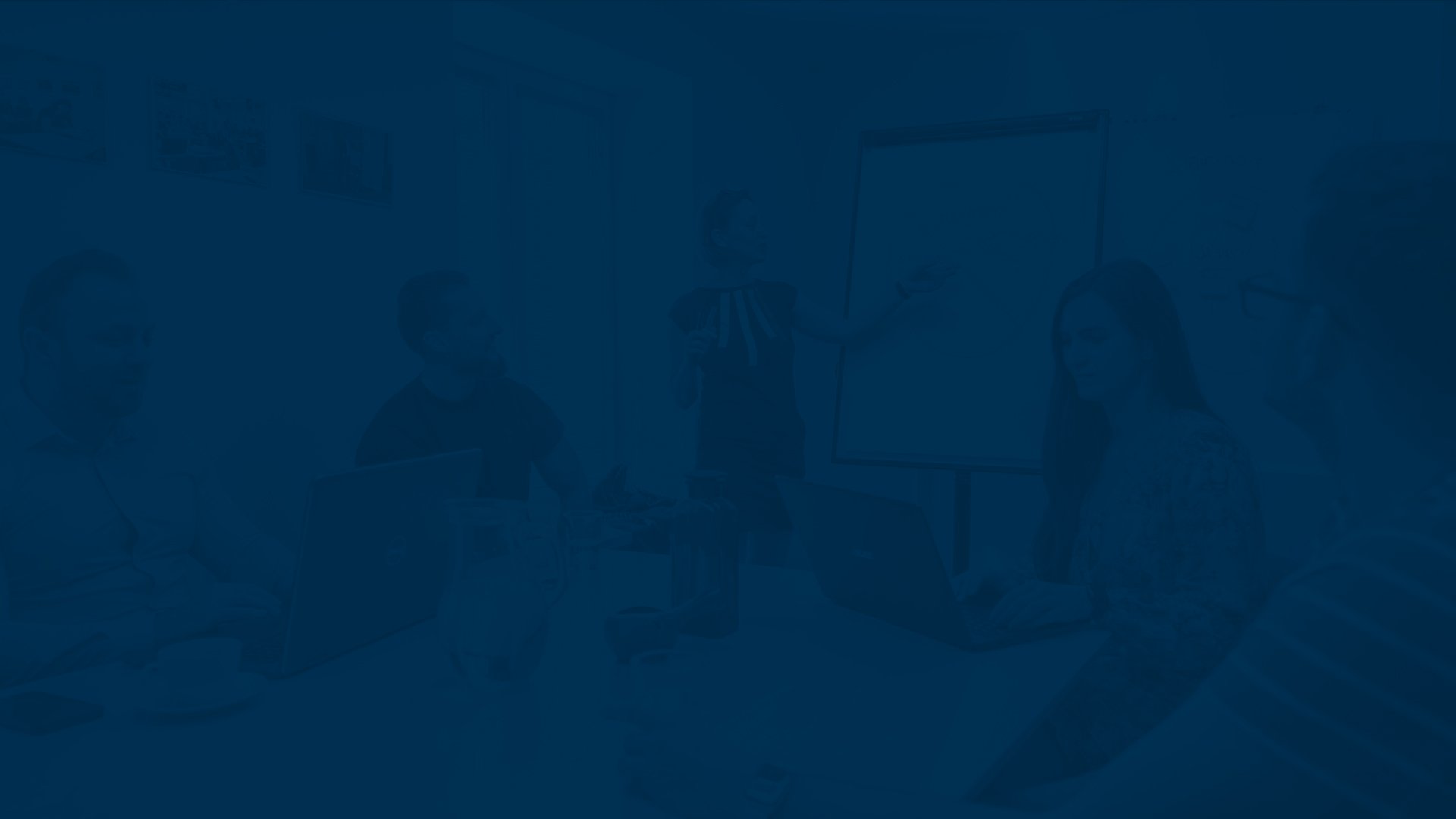 Porada týmu s prezentací nápadů a strategií na flipchartu